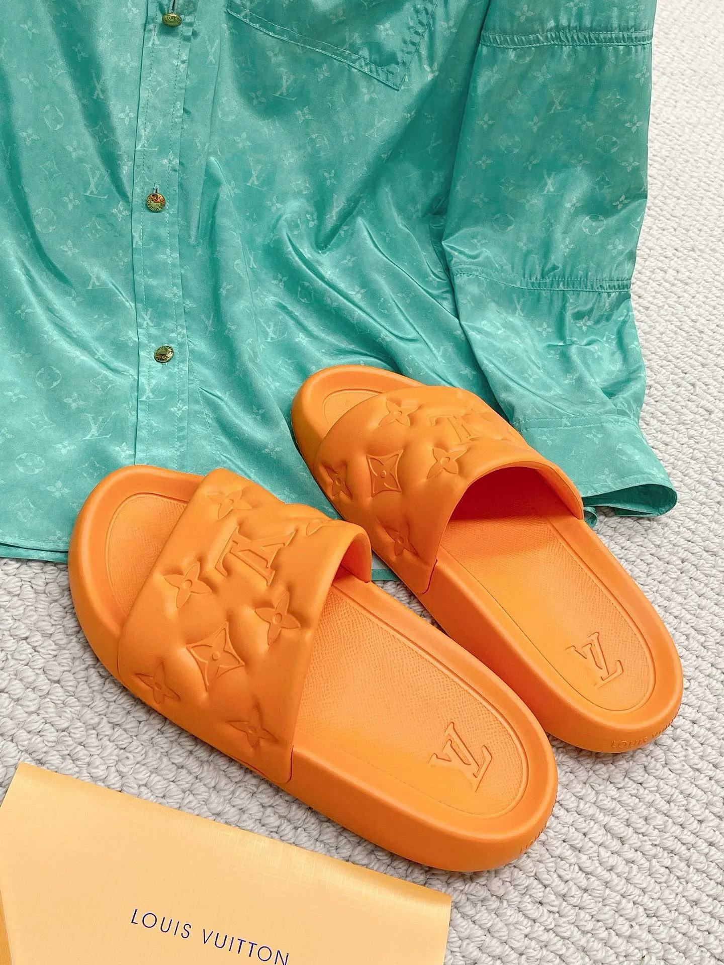 Factory price: 260💰【𝐋𝐕 Slippers】▪️Shoe size: Men's 38-45 ▪️Packaging: Counter top quality~original packaging 𝟐𝟎𝟐3 Louis Vuitton counter's new embossed slippers, L's monogram embossed slippers, Waterfront sandals are back, the upper buckle is embossed with LV's iconic Monogram pattern. Made of waterproof rubber with a comfortable and resilient insole. The lightweight, flexible outsole is embossed with the Louis Vuitton logo. ▪️Fabric: Original molded rubber foam surface ▪️Technology: embossed logo ▪️Sole: Original molded rubber foam outsole ▪️Sole thickness: 3CM.